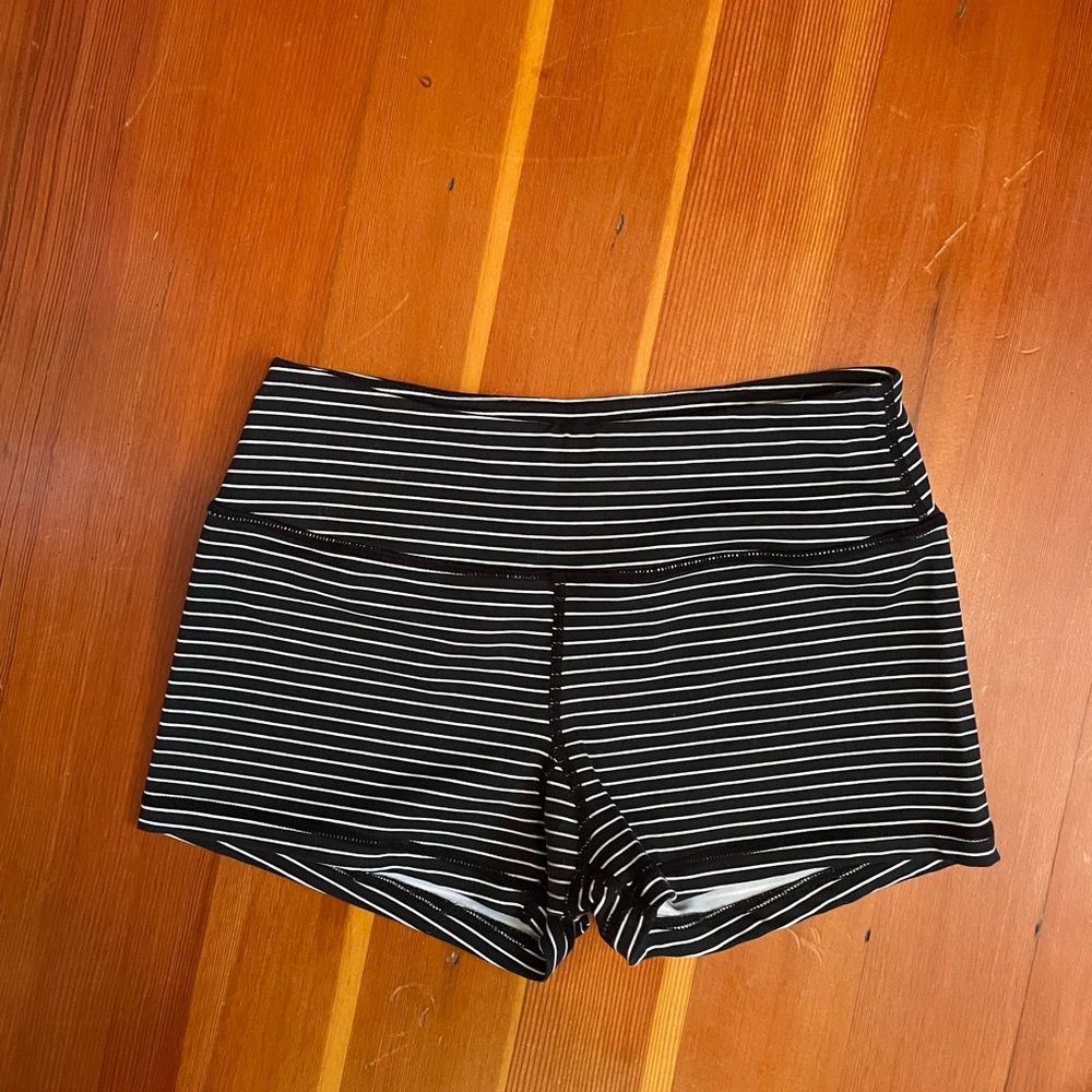 Savage Barbell booty shorts EUC - Picture 2 of 3